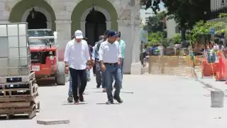Mauricio Vila recorre las obras de remodelación de la Plaza Grande de Mérida