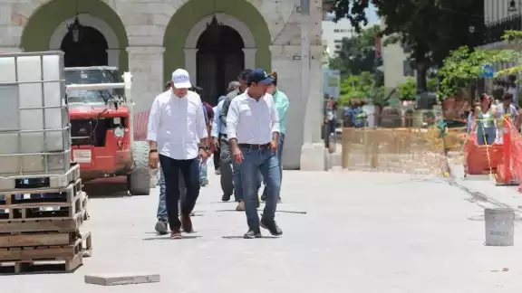 El gobernador Mauricio Vila constató los avances en la Plaza Grande