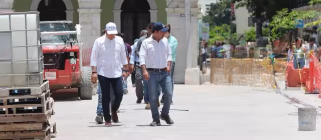 El gobernador Mauricio Vila constató los avances en la Plaza Grande