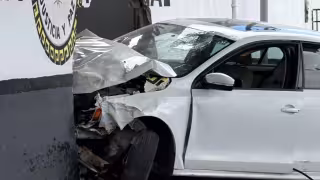 El auto quedó destrozado del frente tras impactar con el cuartel de la GN.