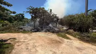 Personal de Protección Civil arribaron primero al lugar evitando que el siniestro siguiera avanzando