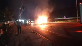 Un auto se incendió tras chocar en la Avenida ChacMool, causando dos heridos y daños materiales
