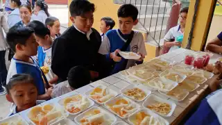 Familias y personal educativo implementan estrategias ante la prohibición de alimentos chatarra