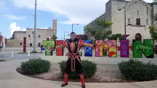 La estrella de la lucha libre, Octagón Jr., visita Tizimín para firmar autógrafos y convivir con sus seguidores