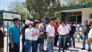 Maestros exigen a la Directora cumplir con pliego petitorio