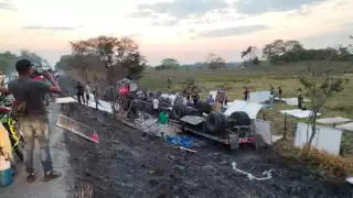 Vuelca tractocamión con paneles solares en Escárcega; rapiñan la carga tras accidente