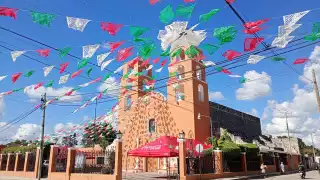 El atrio de la iglesia luce unos pasacalles coloridos, anunciando las fi estas que se prolongarán hasta el 14 de diciembre