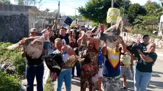 Fieles devotos presentan varios guajolotes a los Santos Reyes en la víspera del inicio de sus festejos