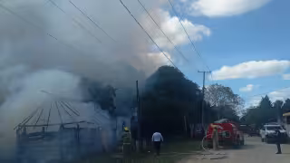 Elementos del cuerpo de Bomberos acudieron al sitio para apagar las llamas
