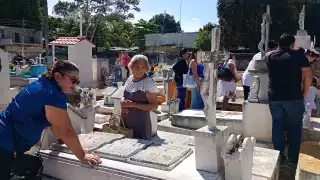 Miles de familias acuden a los cementerios para visitar a los que se han adelantado en el camino