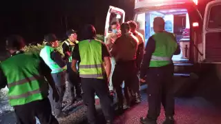 Una adolescente fue hallada en  la carretera tras huir de su casa.