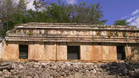 Si bien Chunhuhub no ha sido totalmente explorada, dos grandes conjuntos de edificios pueden ser visitados Si bien Chunhuhub no ha sido totalmente explorada, dos grandes conjuntos de edificios pueden ser visitados