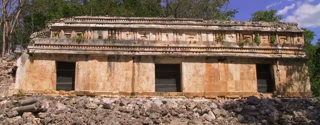 Si bien Chunhuhub no ha sido totalmente explorada, dos grandes conjuntos de edificios pueden ser visitados