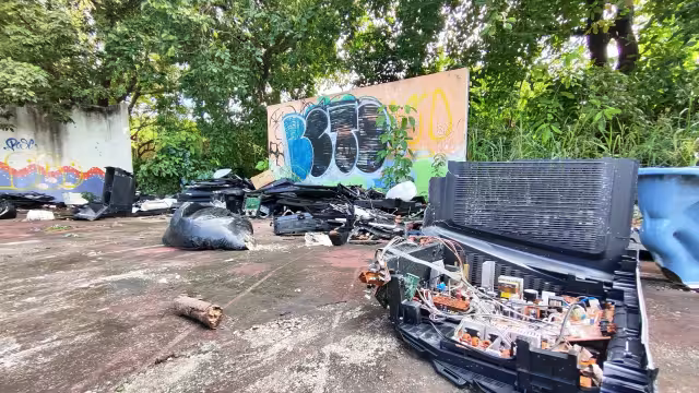 En las canchas del área e pueden encontrar desde bolsas de basura hasta electrodomésticos abandonados