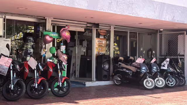 La mujer de la tercera edad acudió a una tienda Elektra para solicitar un crédito.