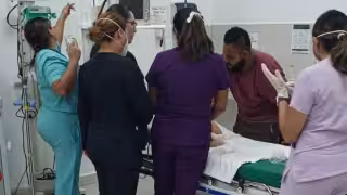 Los policías trasladaron al padre con su bebé hasta el hospital.