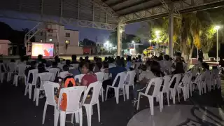 “Cine en tu colonia” lleva diversión familiar a Sabancuy