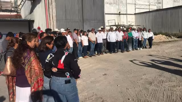 Los cañeros se turnan varias horas para cuidar las salidas del lugar como forma de protesta