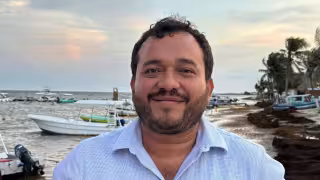 Vicente Franco Reyes se registra por coordinación municipal de Morena en Puerto Morelos