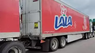 Roban cajas de leche Lala a transportistas mientras dormían en Palizada.