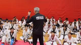 Yucatán se fortalece: entrenador olímpico de taekwondo dirige campamento en Mérida