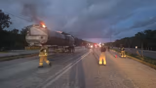 Se incendia pipa cargada con miles de litros de combustible sobre la carretera federal 307 en Tulum
