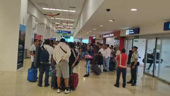 Pasajeros esperan que se reanuden sus vuelos Pasajeros esperan que se reanuden sus vuelos
