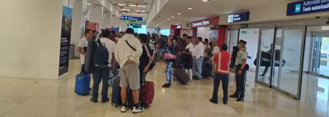 Pasajeros esperan que se reanuden sus vuelos