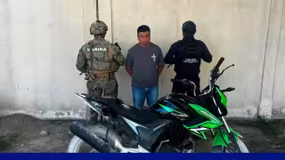 Detienen en Holbox a sujeto que circulaba con exceso de velocidad en motocicleta con reporte de robo