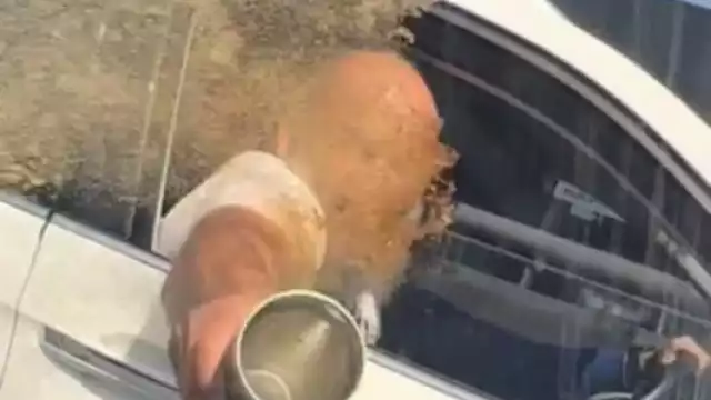 Lord Café terminó bañado de su propia bebida por tratar de mojar al otro conductor.