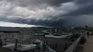 Ondas tropicales frenan la pesca en Yucatán: mal tiempo obliga a resguardar las lanchas