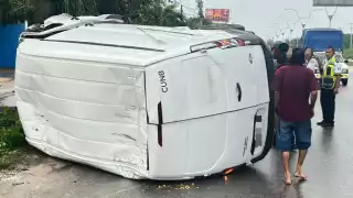 Conductora de autobús causa accidente en Cancún por mala maniobra al  manejar