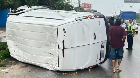 La unidad blanca quedó de laso a un costado de la avenida