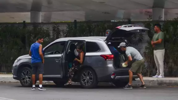 La plataforma Uber asegura que puede trabajar en el aeropuerto de Cancún, pero no hay un documento La plataforma Uber asegura que puede trabajar en el aeropuerto de Cancún, pero no hay un documento
