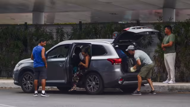 La plataforma Uber asegura que puede trabajar en el aeropuerto de Cancún, pero no hay un documento