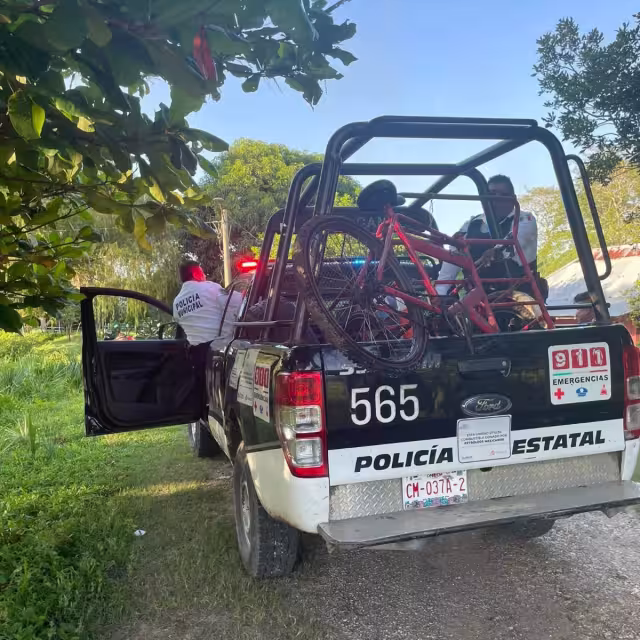 El triciclo del adulto mayor fue rescatado y subido a una patrulla.