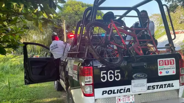 El triciclo del adulto mayor fue rescatado y subido a una patrulla.