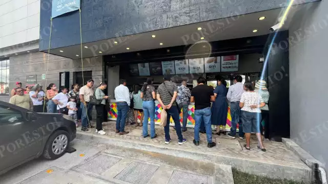 Las filas son enormes tras su apertura