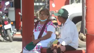 En Yucatán, sólo los abuelitos mantienen el uso tradicional de hipiles y guayaberas