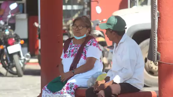 La mayoría de la gente ha sustituido las prendas típicas por nuevas modas, señalan abuelitos La mayoría de la gente ha sustituido las prendas típicas por nuevas modas, señalan abuelitos
