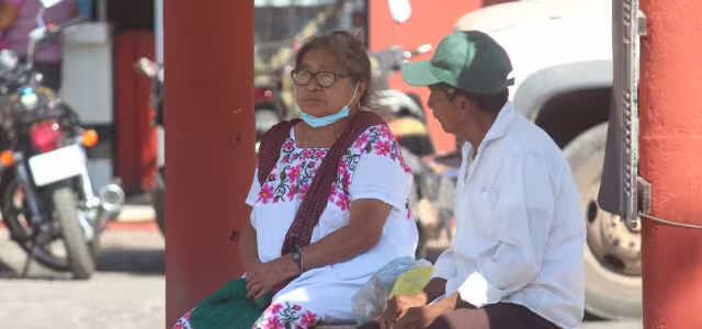La mayoría de la gente ha sustituido las prendas típicas por nuevas modas, señalan abuelitos
