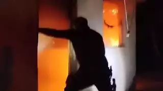 Policías salvan a hombre de morir en un incendio  en colonia Tres Reyes de Cancún