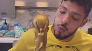 Raúl Jiménez celebró su cumpleaños frente a la Copa del Mundo.