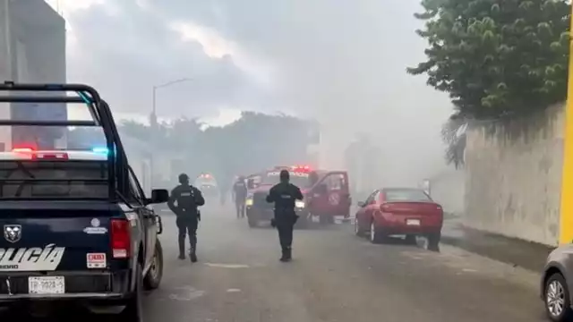 Uno de los bomberos aspiró exceso de humo por lo que fue trasladado al Seguro Social