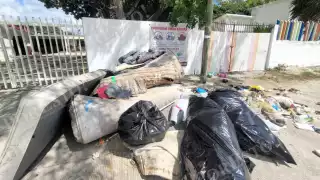 Pese al letrero que prohíbe tirar basura, la acumulación de deshechos continúa