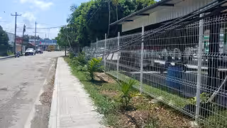 Vecinos denuncian cables colgados de Telmex en Escárcega