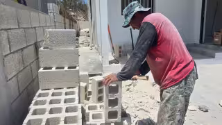 Ola de calor ponen en riesgo a albañiles en Campeche