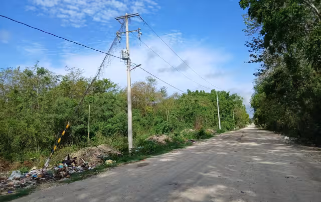 Apagones en Escárcega por falla en cuchilla del transformador; vecinos exigen solución