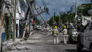 La Comisión Federal de Electricidad envió 20 grúas, 49 linieros y 68 técnicos para atender todos los reportes de falta de luz