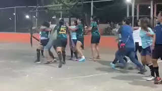 Semifinal de fútbol femenil en Nilchí termina en pelea campal entre jugadoras